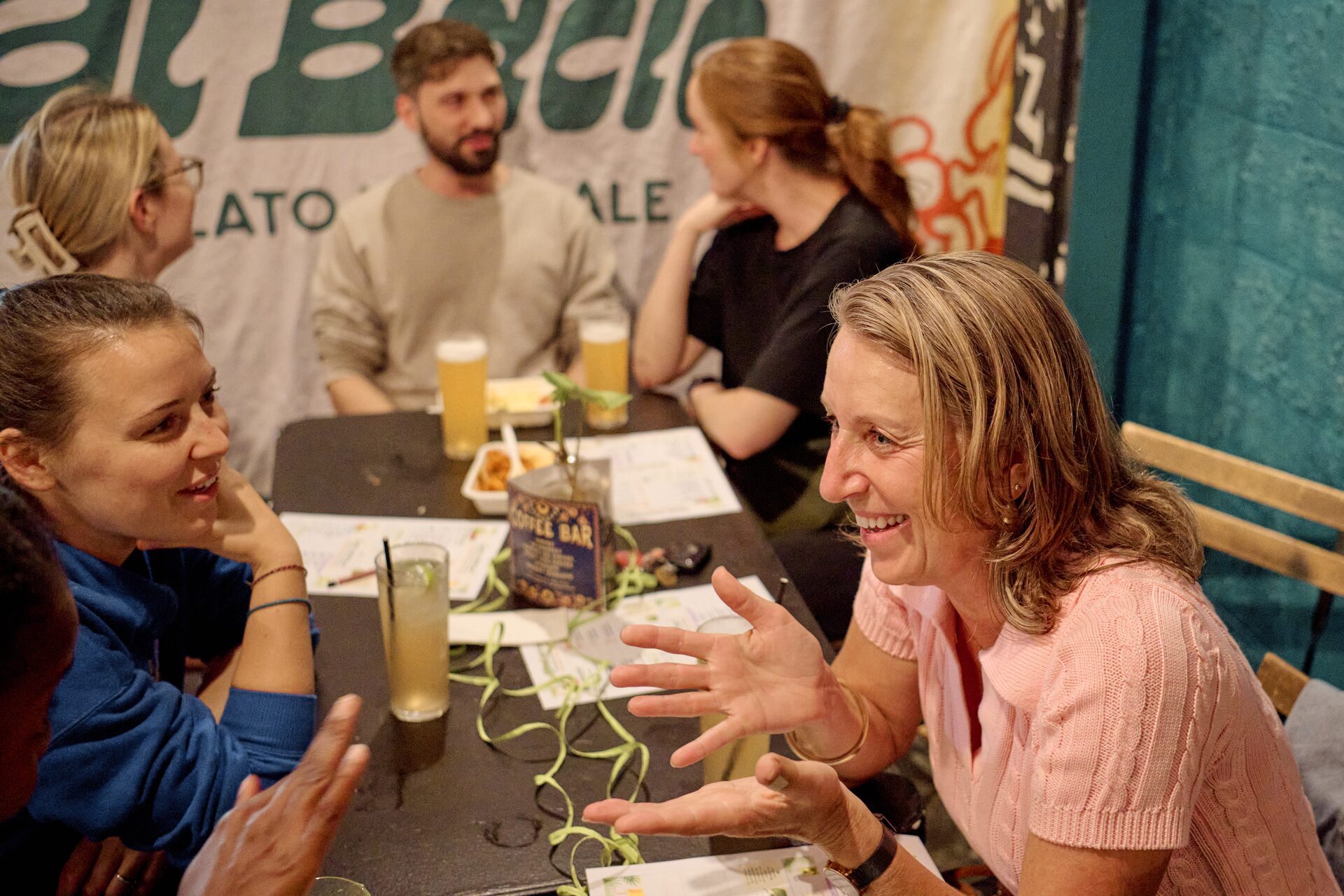 Participantes conversando no encontro